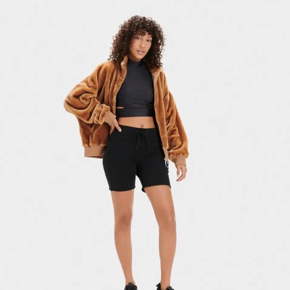 Woman’s UGG Zahara Biker Short - Picture 4 of 8